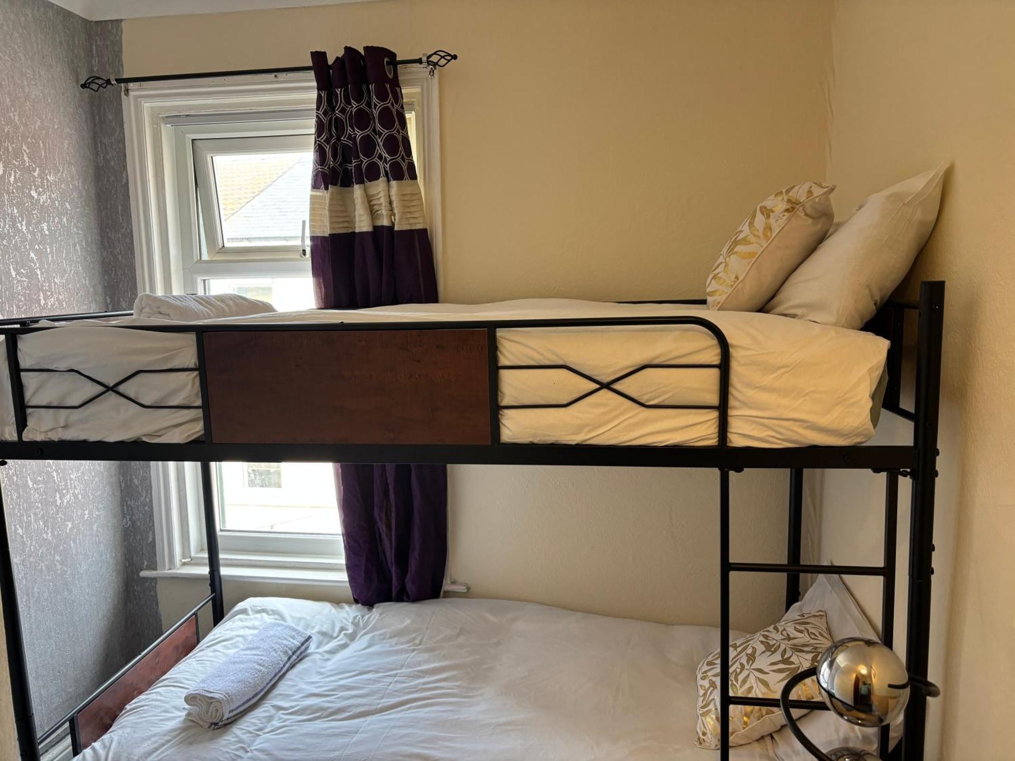 Affordable Golden Mile Hotel In Blackpool Close To The Beach And Blackpool City Centre With Free Street Parking Subject To Availabilty — Photos 1