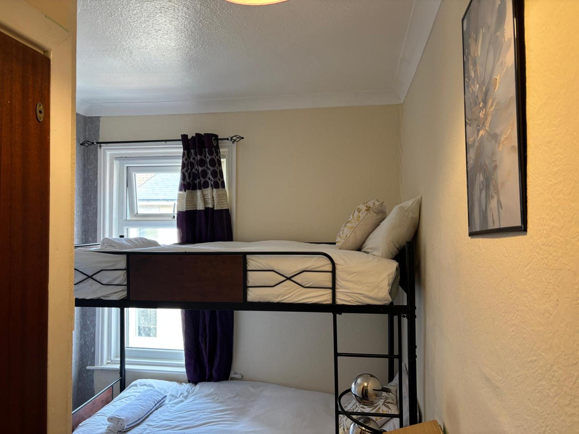 Affordable Golden Mile Hotel In Blackpool Close To The Beach And Blackpool City Centre With Free Street Parking Subject To Availabilty — Photos 3